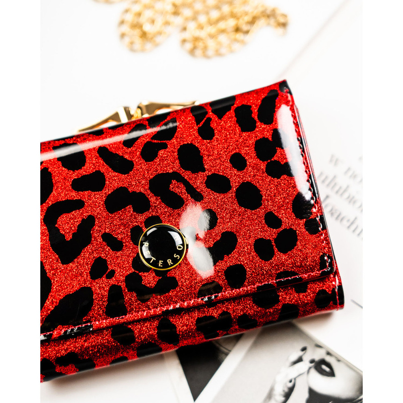 Czerwony portfel damski ze skóry ekologicznej i naturalnej w cętki, zamykany biglem i zatrzaskiem - Peterson