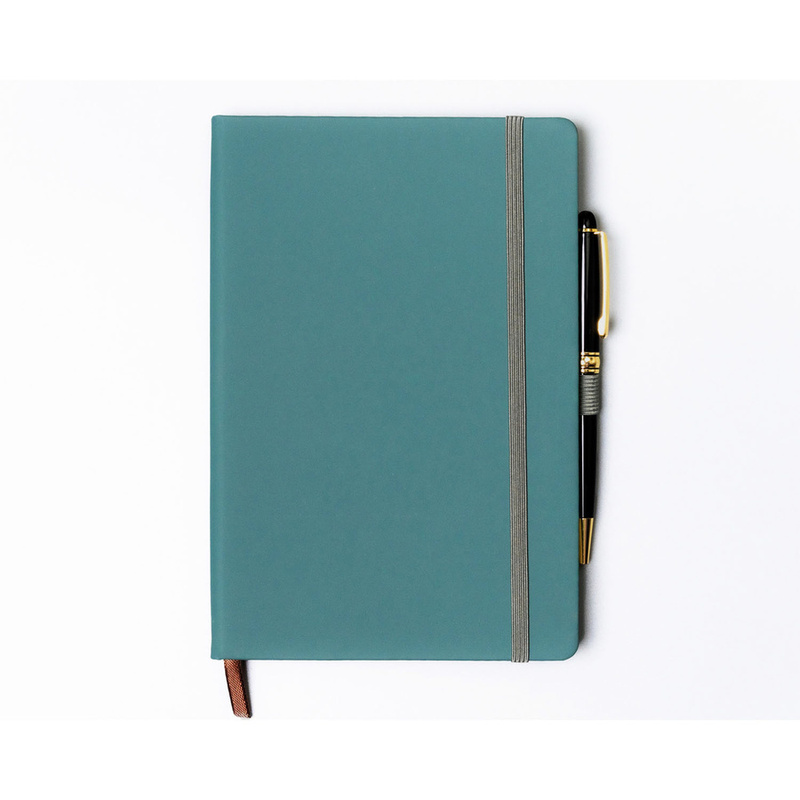 Zielony notes w twardej oprawie formacie A5 zadrukowany w linie, wyposażony w pętelkę na długopis - Peterson