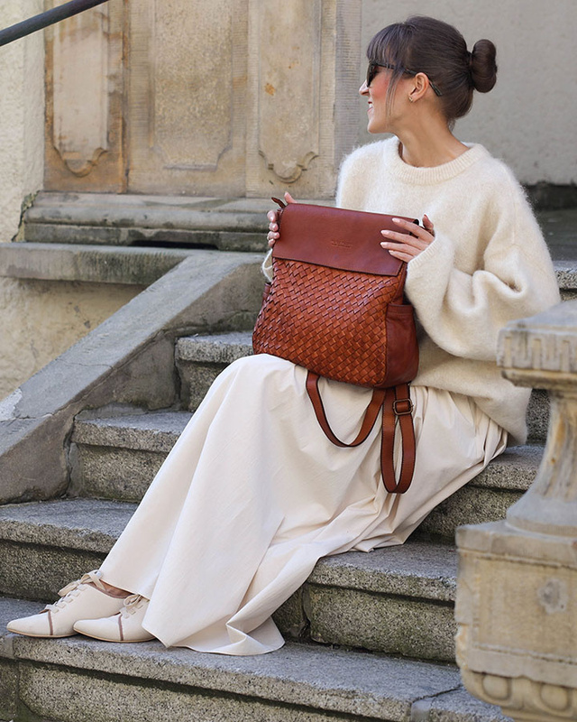 Plecak damski skórzany pleciony z kieszeniami  - MARCO MAZZINI brąz camel