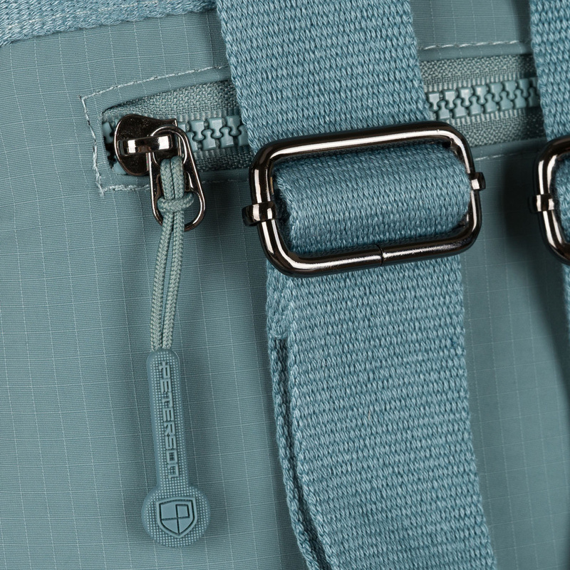 Niebieski, jednokomorowy plecak damski z poliestru wyposażony w osiem dodatkowych kieszeni - Peterson