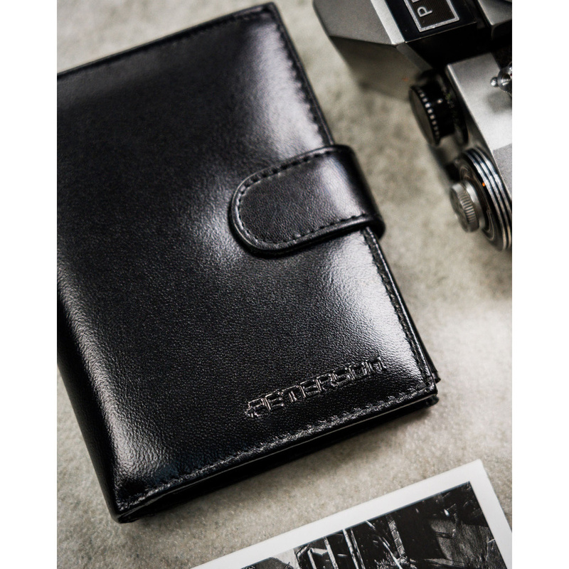 Zestaw prezentowy: skórzany, pionowy portfel męski w czarnym kolorze z systemem RFID i pasek ze skóry naturalnej - Peterson