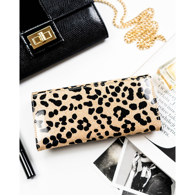 Duży portfel damski ze skóry ekologicznej i naturalnej w złotym kolorze zamykany zatrzaskiem - Peterson