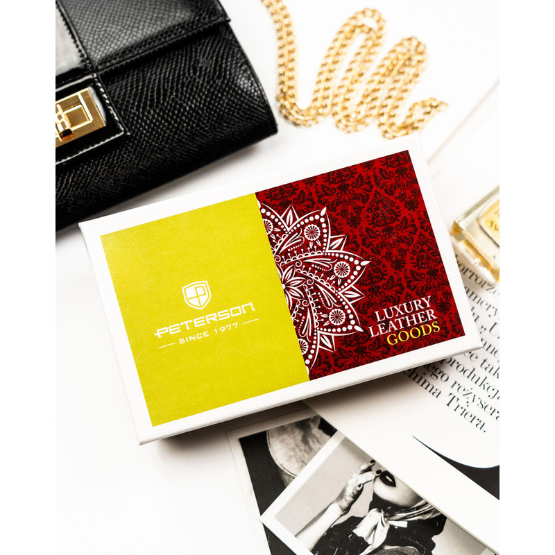 Czerwony portfel damski wykonany z lakierowanej skóry naturalnej, zamykany zatrzaskiem - Peterson