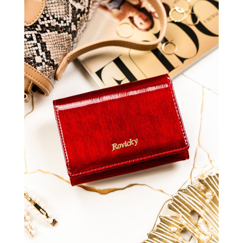 Portfel damski z lakierowanej skóry naturalnej w czerwonym kolorze zamykany na zatrzask i bigiel - Rovicky
