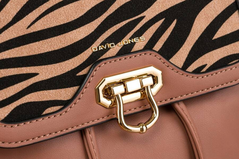 Miejski plecak damski z klapką wykonany ze skóry ekologicznej - David Jones