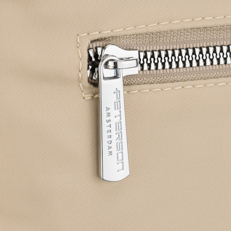 Praktyczna torebka damska z poliestru i skóry ekologicznej w kolorze ecru, zamykana suwakiem - Peterson