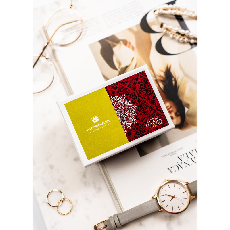 Klasyczny, skórzany portfel damski w czerwonym kolorze zamykany zatrzaskiem i biglem - Peterson