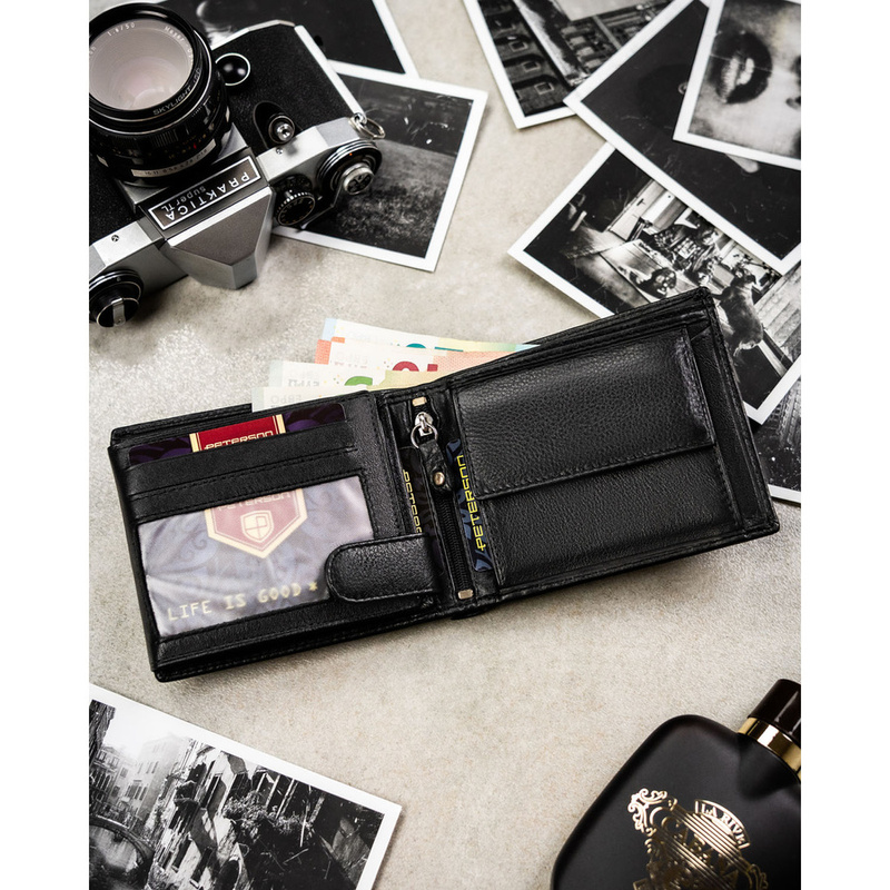 Poziomy, duży portfel męski ze skóry naturalnej w czarnym kolorze w zestawie z brelokiem - Peterson