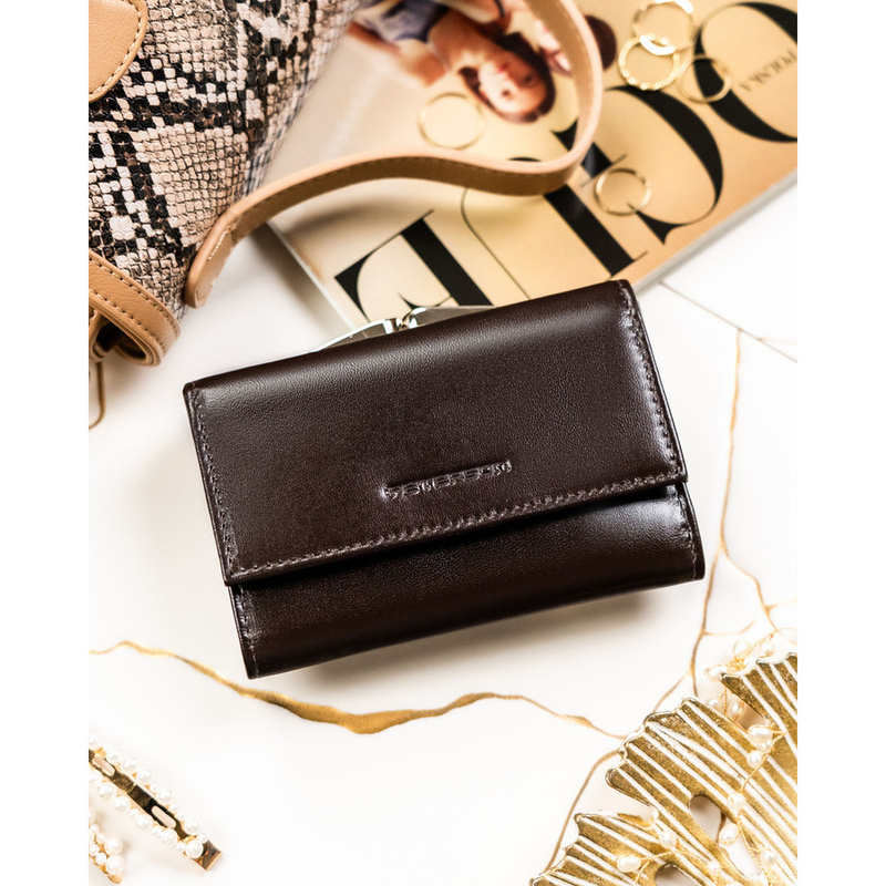 Mały portfel damski ze skóry naturalnej w brązowym kolorze - Peterson