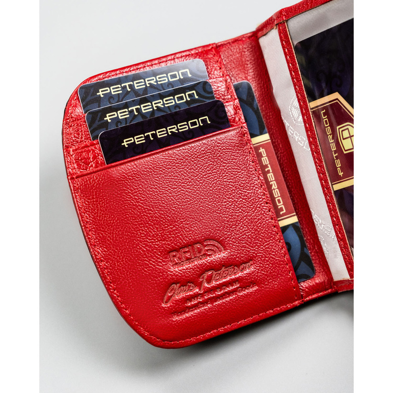 Mały portfel damski ze skóry naturalnej w czerwonym kolorze z tłoczonym wzorem w motylki - Peterson