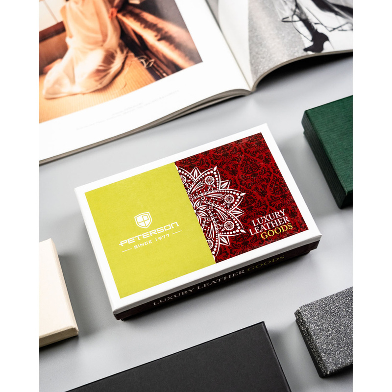 Pionowy portfel damski z lakierowanej skóry naturalnej w czerwonym kolorze - Peterson