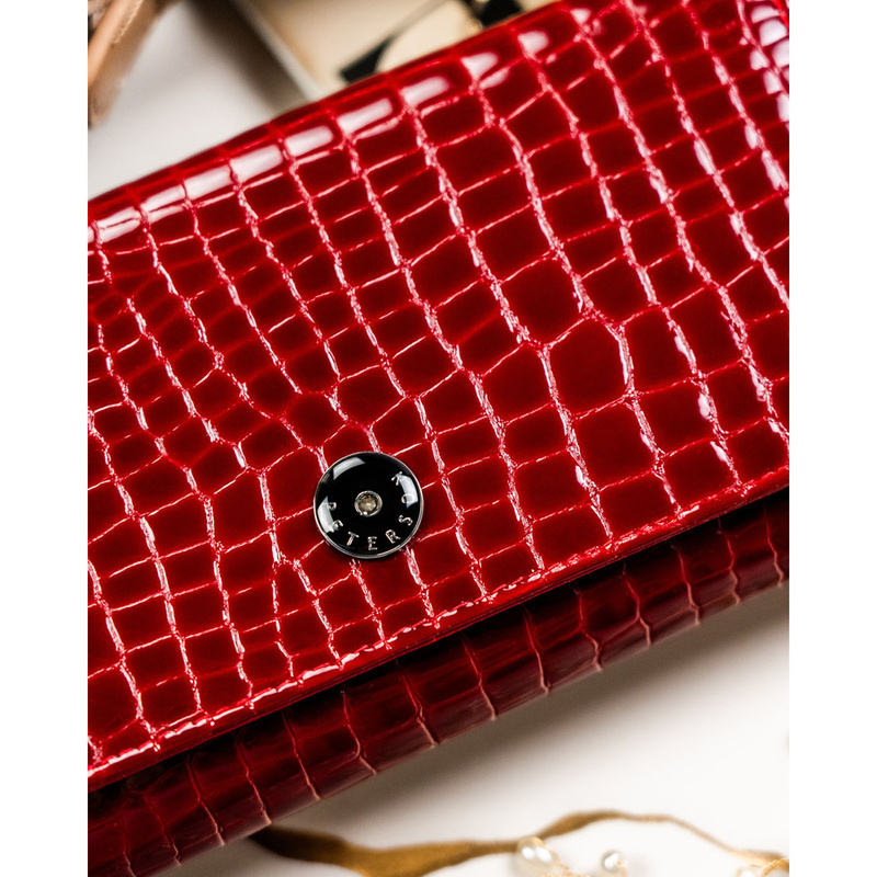 Klasyczny, duży portfel damski ze skóry naturalnej w czerwonym kolorze - Peterson