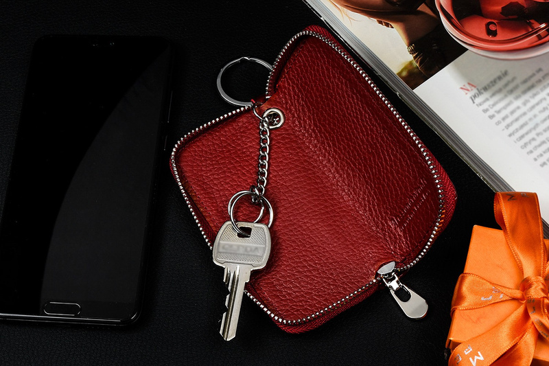 Czerwone etui na klucze skórzane prążki Alessandro S47