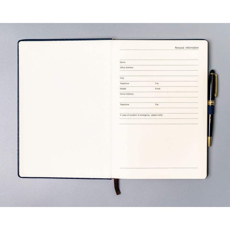 Granatowy notes w formacie B5 zadrukowany w kropki i wyposażony w gumkę zamykającą - Peterson