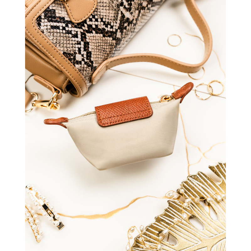 Etui na klucze z poliestru i skóry ekologicznej w jasnobeżowym kolorze, zamykane na zatrzask i suwak - Peterson