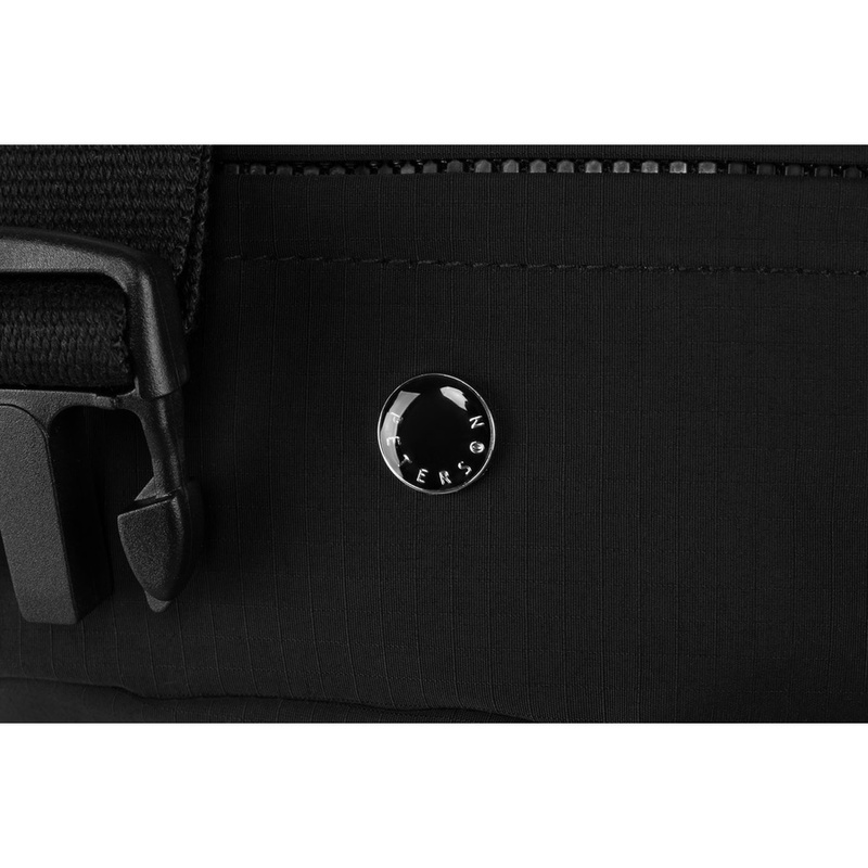 Praktyczna nerka damska z poliestru w czarnym kolorze - Peterson