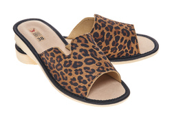 Pantofle skórzane, domowe w modną panterkę