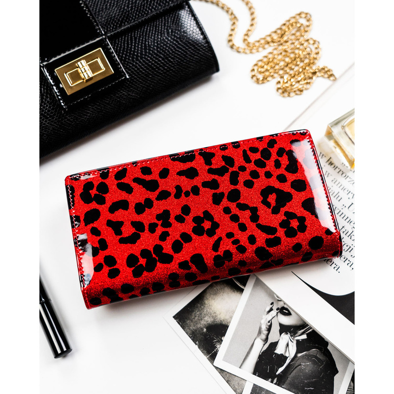 Duży, czerwony, pionowy portfel damski ze skóry ekologicznej i naturalnej w cętki zamykany magnesem - Peterson