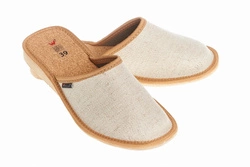 Pantofle damskie Wójciak, klin o wysokości 2,5 cm, wkładka wykonana z korka. Model 066