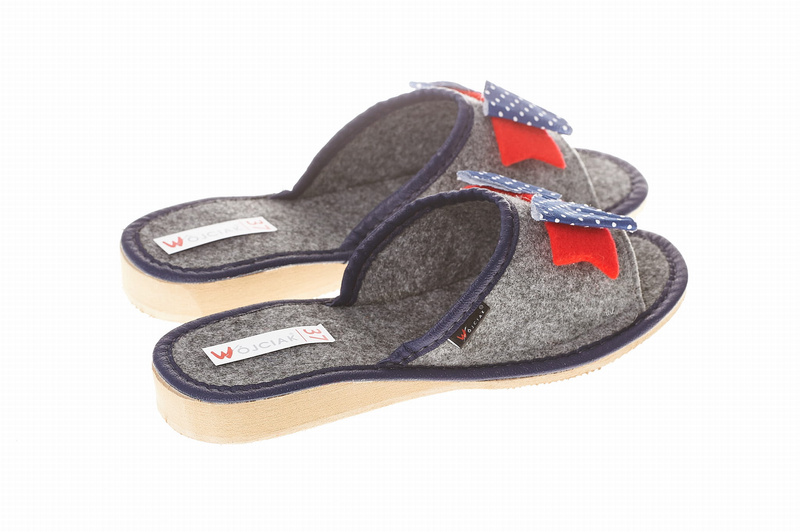 Pantofle damskie Wójciak, klin o wysokości 2,5 cm, kokardka wykonana z bawełny. Model 113