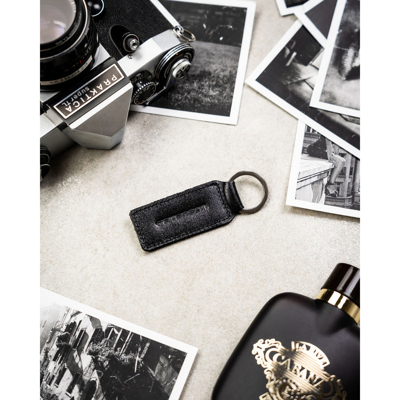 Elegancki portfel męski ze skóry naturalnej w czarnym kolorze w zestawie z brelokiem - Peterson