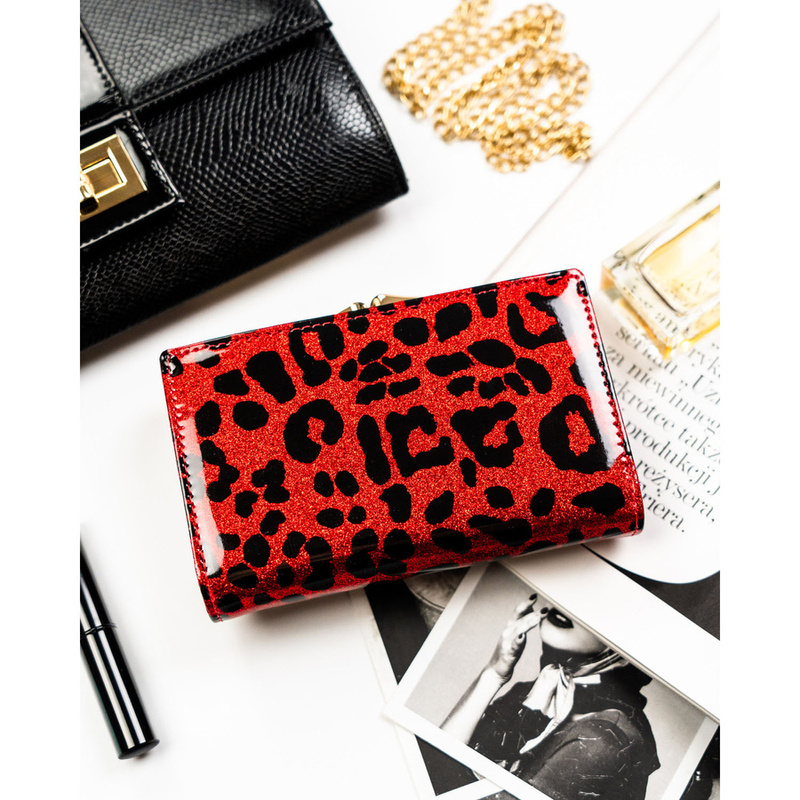 Czerwony portfel damski ze skóry ekologicznej i naturalnej w cętki, zamykany biglem i zatrzaskiem - Peterson