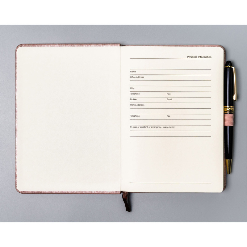 Różowy notes w formacie B6 zadrukowany w linie, wyposażony w gumkę zamykającą - Peterson