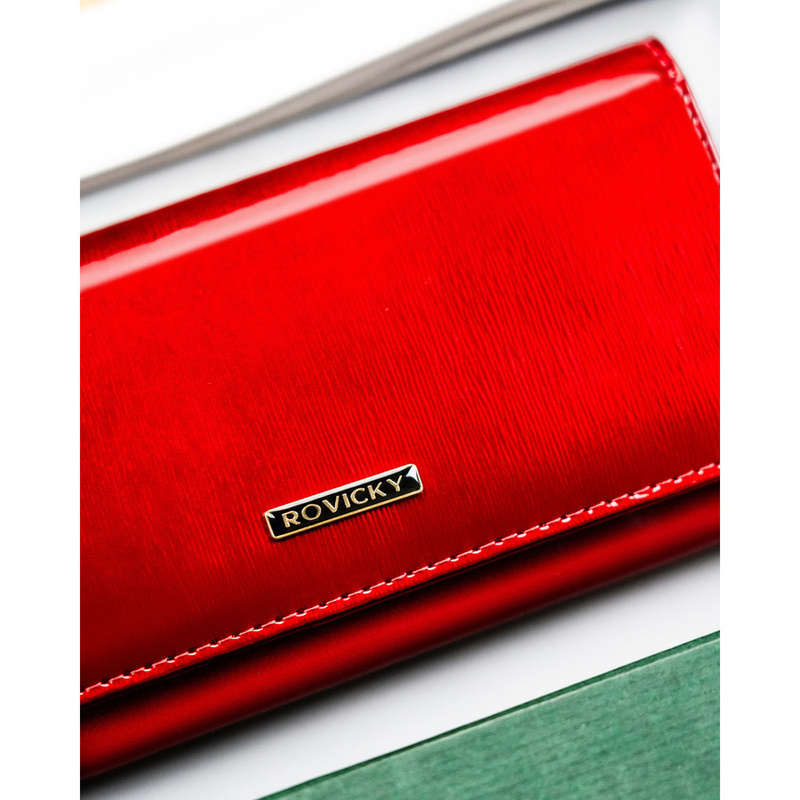 Portfel damski ze skóry naturalnej i ekologicznej w czerwonym kolorze, zamykany na zatrzask i bigiel - Rovicky