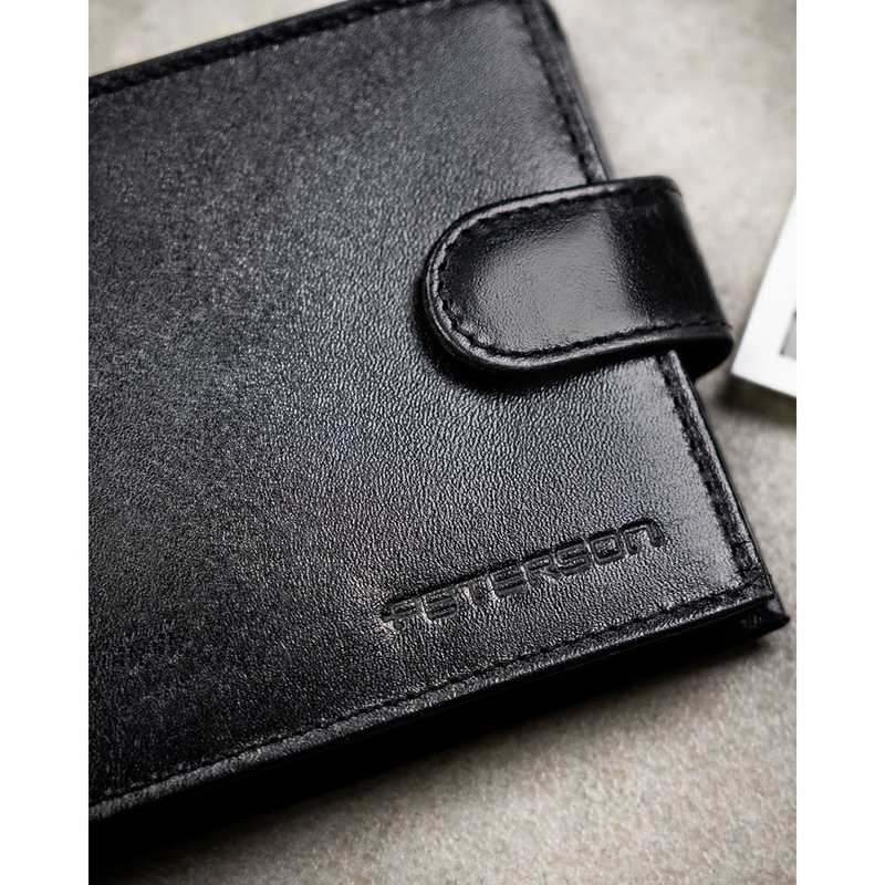 Poziomy, duży portfel męski ze skóry naturalnej w czarnym kolorze zamykany na zatrzask, w zestawie z brelokiem - Peterson