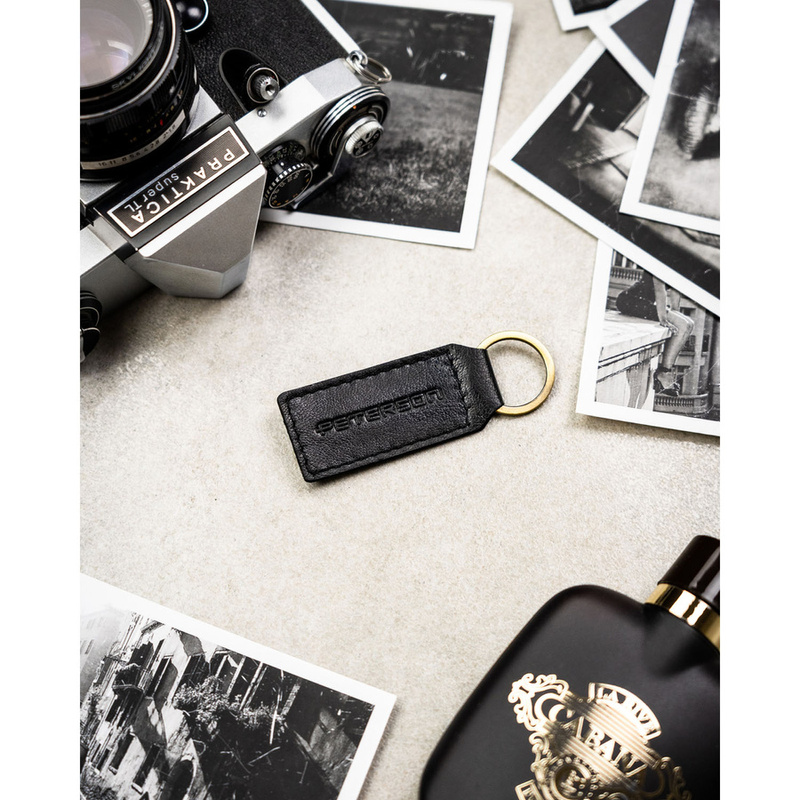 Poziomy portfel męski ze skóry naturalnej w czarnym kolorze w zestawie z brelokiem - Peterson