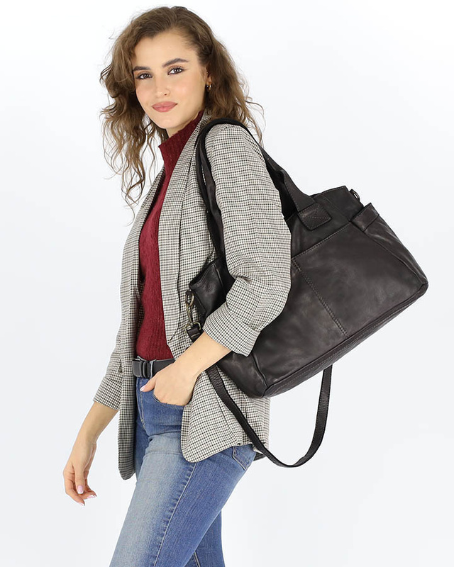 Torebka damska czarna skórzana z kieszeniami na zewnątrz - MARCO MAZZINI