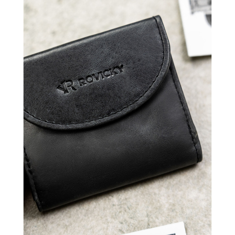 Mały i cienki, skórzany portfel męski w czarnym kolorze zamykany zatrzaskiem - Rovicky