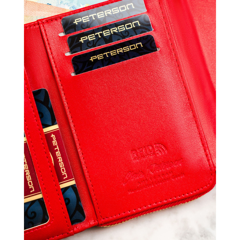 Poziomy portfel damski wykonany ze skóry ekologicznej w czerwonym kolorze, zamykany na zatrzask - Peterson