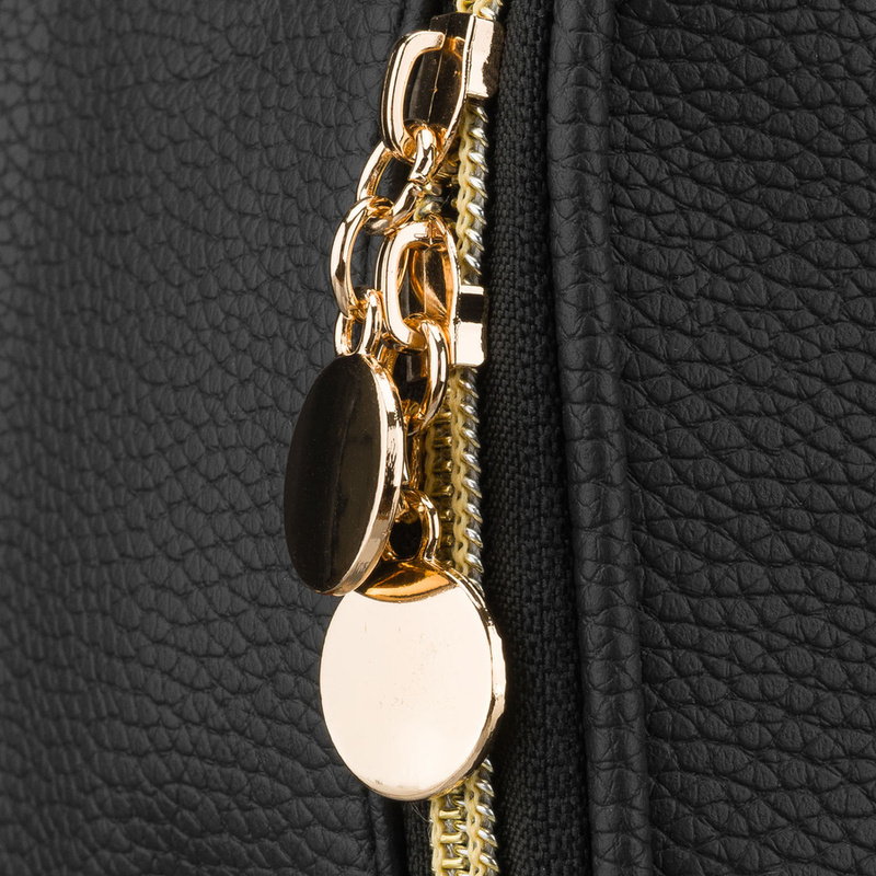 Czarna, praktyczna kosmetyczka ze skóry ekologicznej zamykana suwakiem - Rovicky