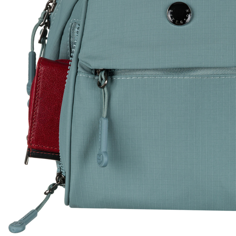 Niewielki plecak damski z poliestru w niebieskim kolorze z kieszonkami zamykanymi na suwak - Peterson