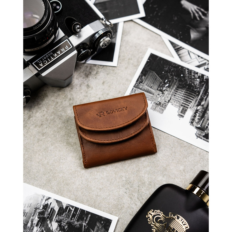 Mały, brązowy, skórzany portfel męski zamykany zatrzaskiem - Rovicky