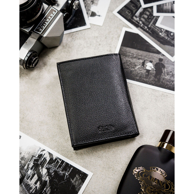 Zestaw prezentowy: skórzany, pionowy portfel męski w czarnym kolorze z systemem RFID i pasek ze skóry ekologicznej - Peterson