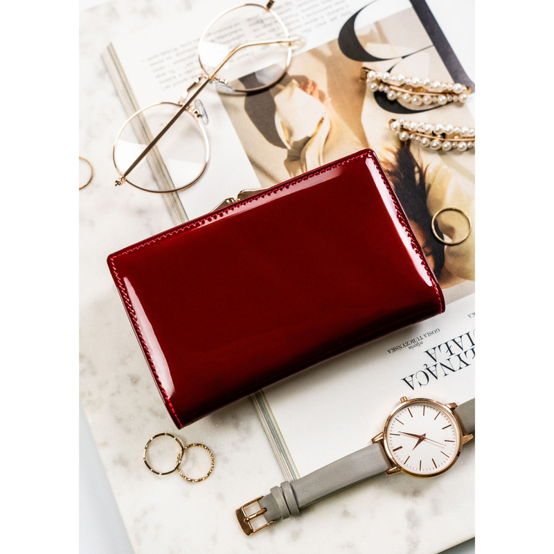 Portfel damski ze skóry naturalnej w czerwonym kolorze zamykany zatrzaskiem i biglem - Peterson