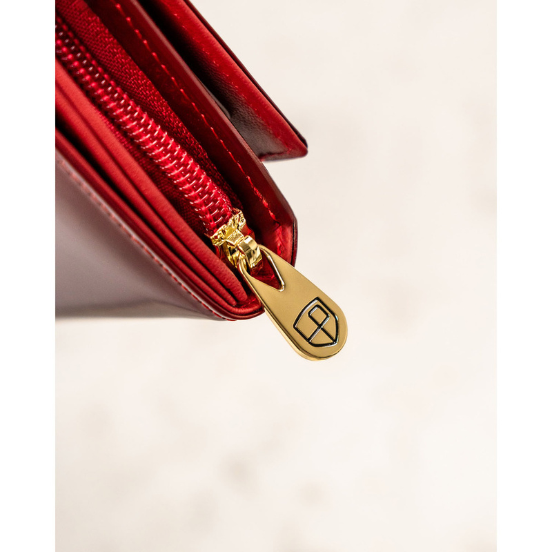 Portfel damski z lakierowanej skóry naturalnej w czerwonym kolorze wyposażony w system RFID - Peterson