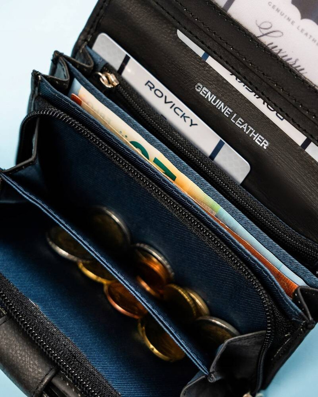 Rovicky Pojemny skórzany portfel damski na zatrzask roślinny wzór