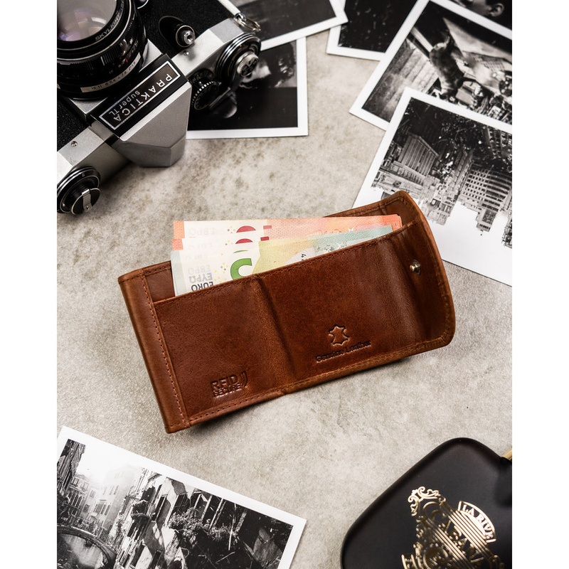 Mały, brązowy, skórzany portfel męski zamykany zatrzaskiem - Rovicky