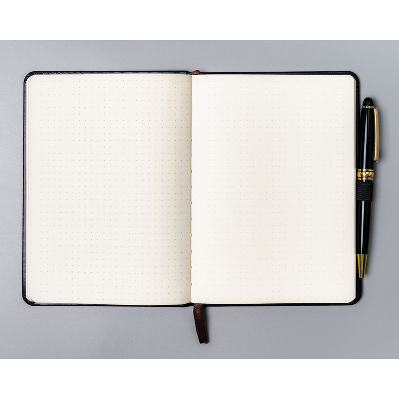Czarny notes w formacie B6 zadrukowany w kropki - Peterson