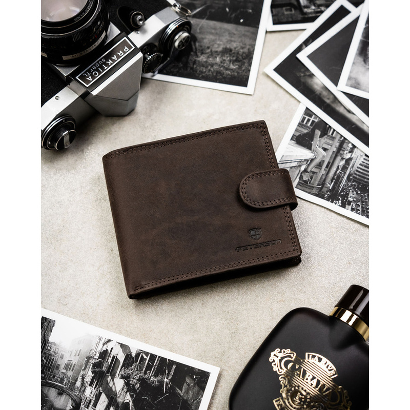Poziomy portfel męski ze skóry naturalnej w brązowym kolorze zamykany na zatrzask, w zestawie z brelokiem - Peterson