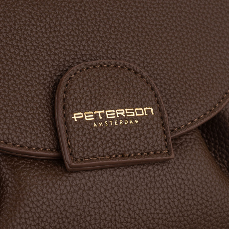 Brązowa listonoszka damska ze skóry ekologicznej zamykana na klips magnetyczny - Peterson