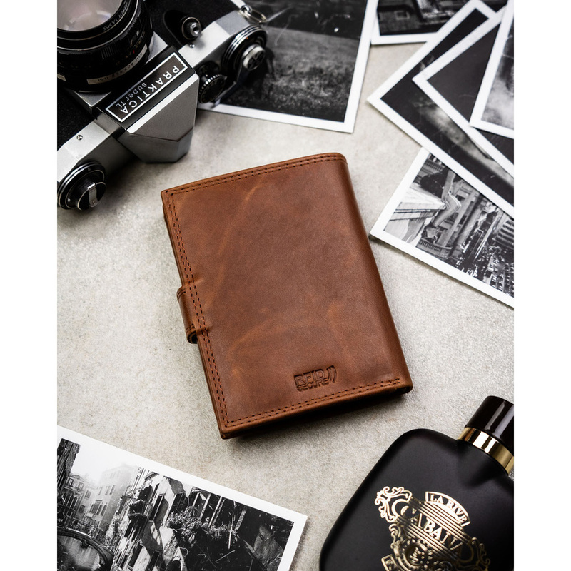 Pionowy portfel męski ze skóry naturalnej w brązowym kolorze zamykany na zatrzask - Peterson