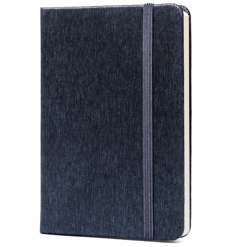 Notes w formacie A6 w szarym kolorze, zadrukowany w linie i wyposażony w gumkę zamykającą - Peterson