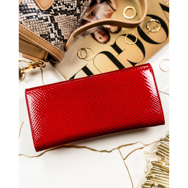 Czerwony, skórzany portfel damski ze wzorem imitującym gadzią skórę - Peterson