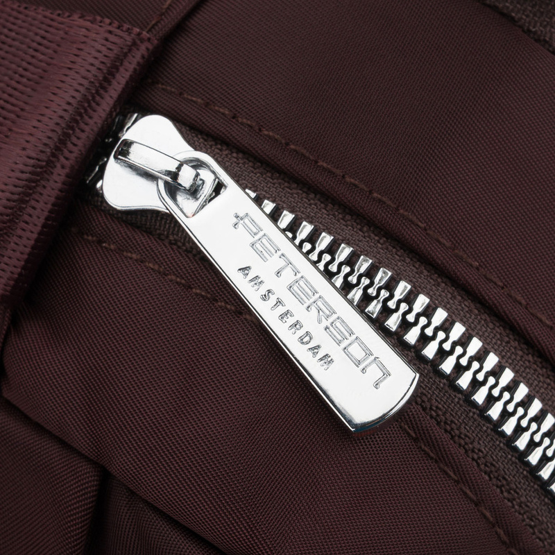 Bordowa, poręczna listonoszka damska z poliestru zawieszona na szerokim pasku - Peterson