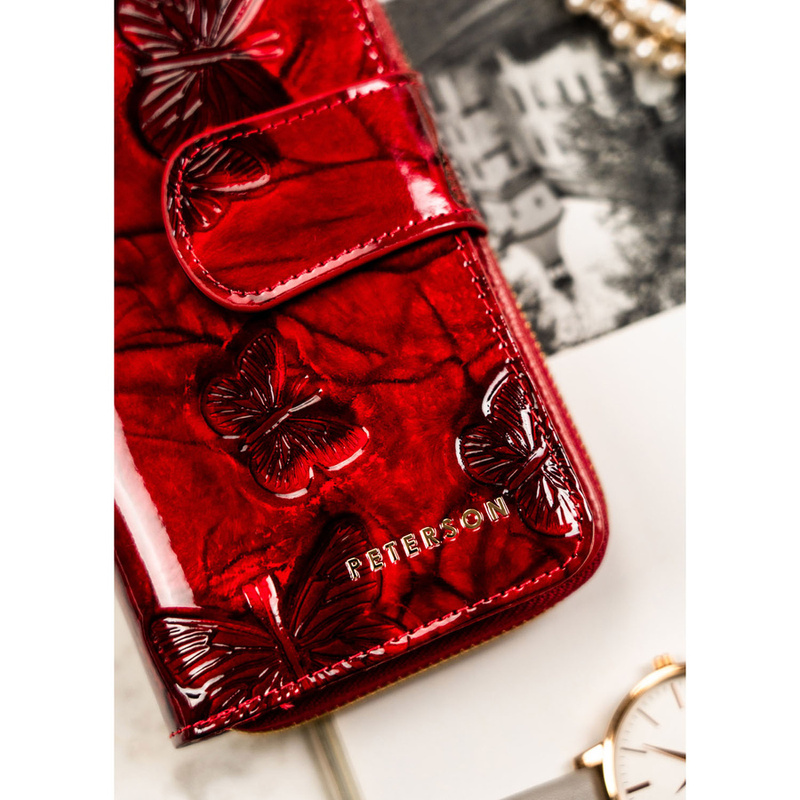 Pionowy portfel damski ze skóry naturalnej w czerwonym kolorze zamykany na zatrzask i suwak - Peterson