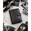 Pionowy portfel męski ze skóry naturalnej w czarnym kolorze zamykany na zatrzask - Peterson